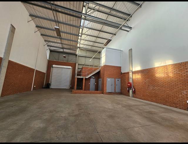 290M² WAREHOUSE TO LET IN LONGLAKE